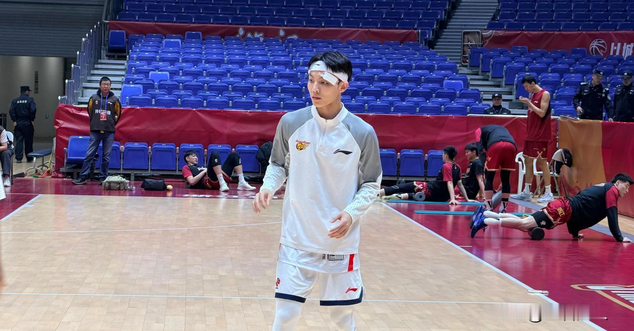 徐杰受伤还要打，徐杰真是硬汉，徐杰对广东非常重要




广东大战浙江，徐杰继续