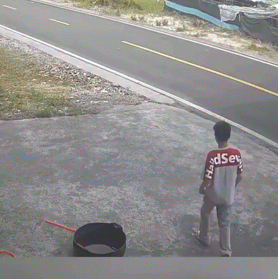 贵州，一男孩中考结束后拉着行李回家，而男孩刚到家门口便远远看到背着猪草的奶奶回来