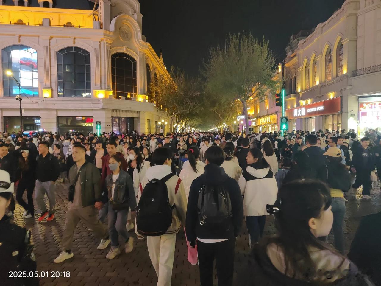 五一小长假的哈尔滨中央大道一如既往的人山人海