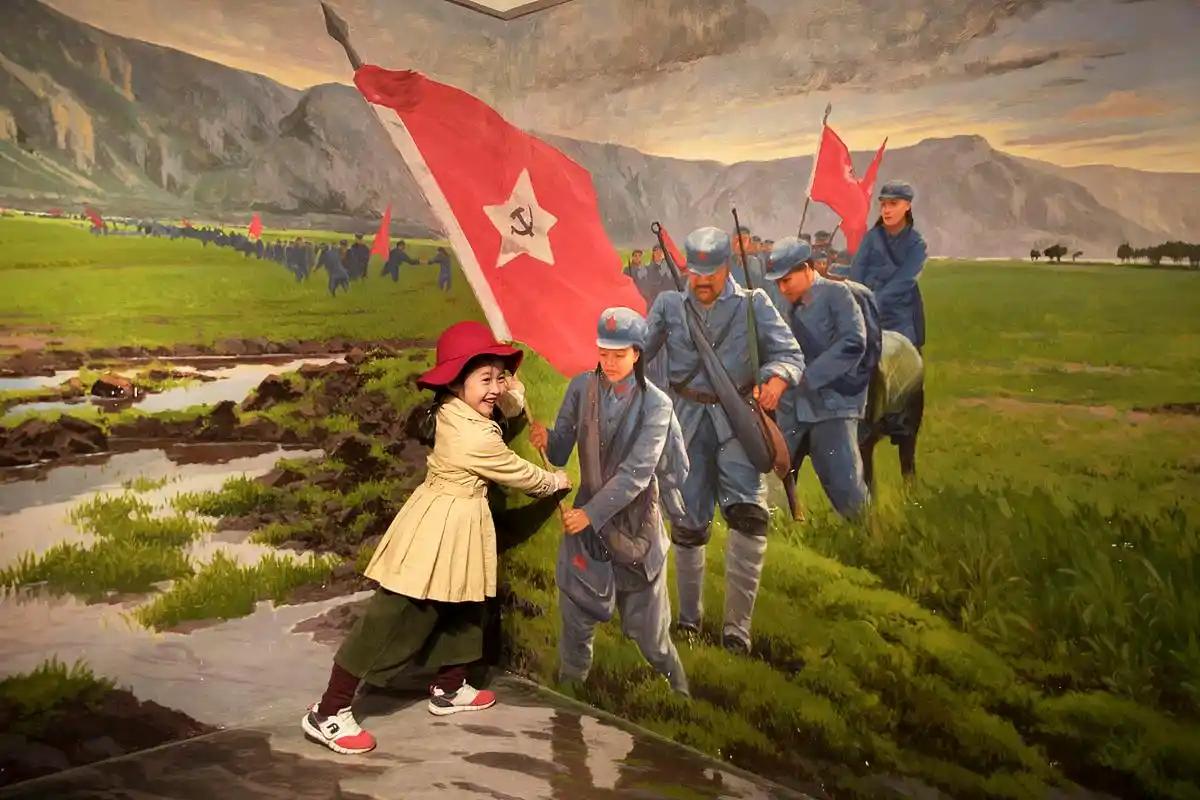 在长征中，红四团一向是先遣部队，逢山开路遇水搭桥。过草地时，红四团依然负责开路。