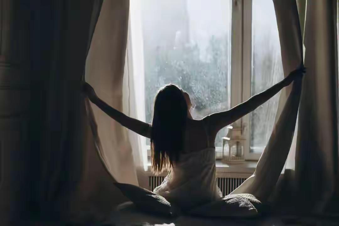 一个女人真正的“上岸”，从来不是嫁对人，而是找到你自己的“内核稳态”。把人生的安