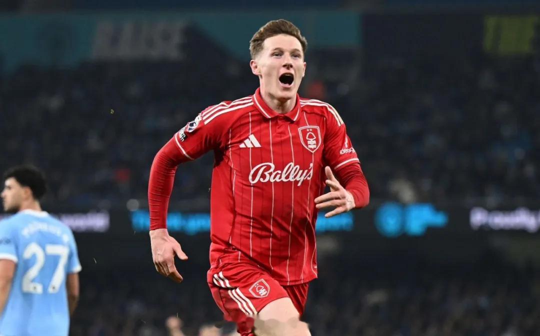 天空体育记者LT消息，曼城领跑今夏从诺丁汉森林签下埃利奥特-埃德森的交易，根据知