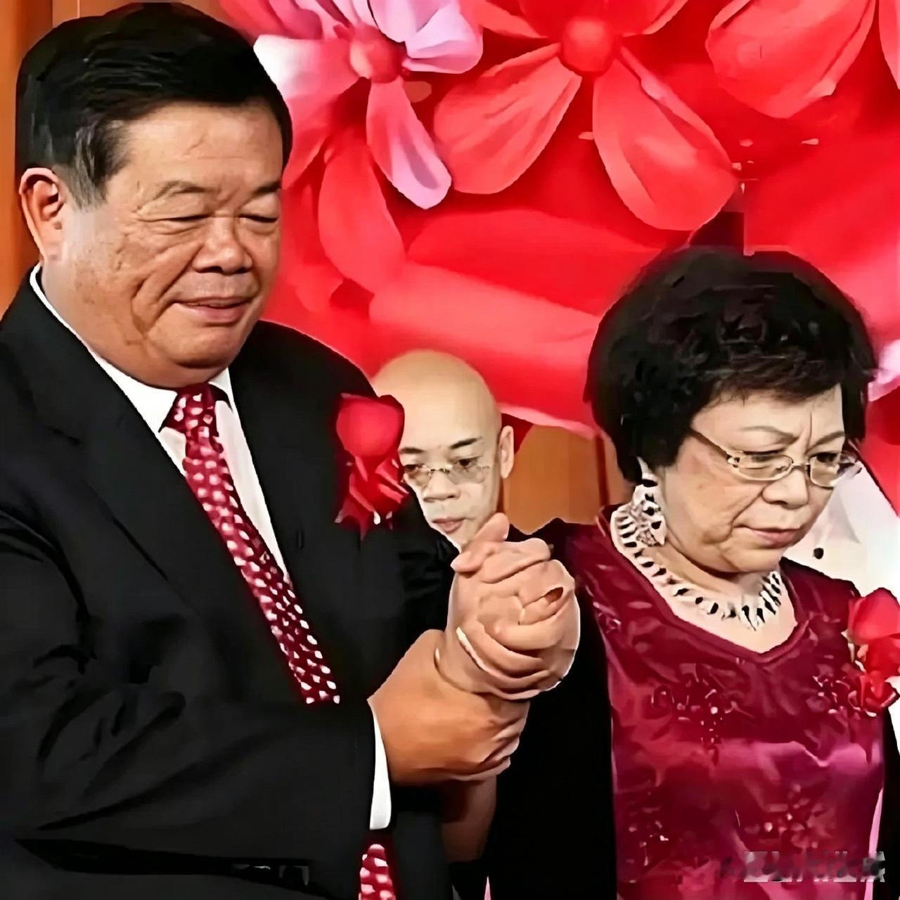 曹德旺发达后给老伴补办婚礼，红布红花简简单单，却看哭不少人
 当年曹德旺给老婆陈