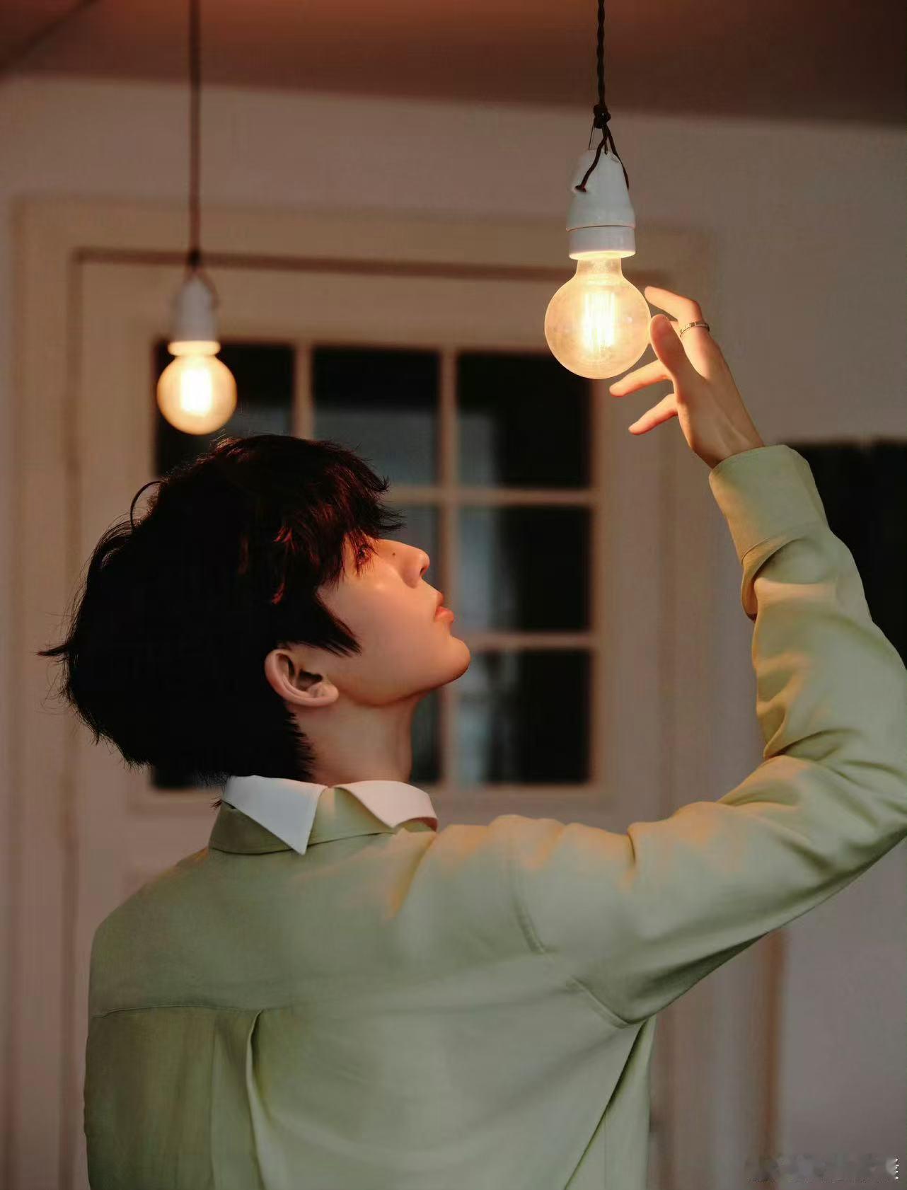 张凌赫卷毛小王子张凌赫上海活动造型路透张凌赫上海活动造型路透，好看，[抱抱][抱