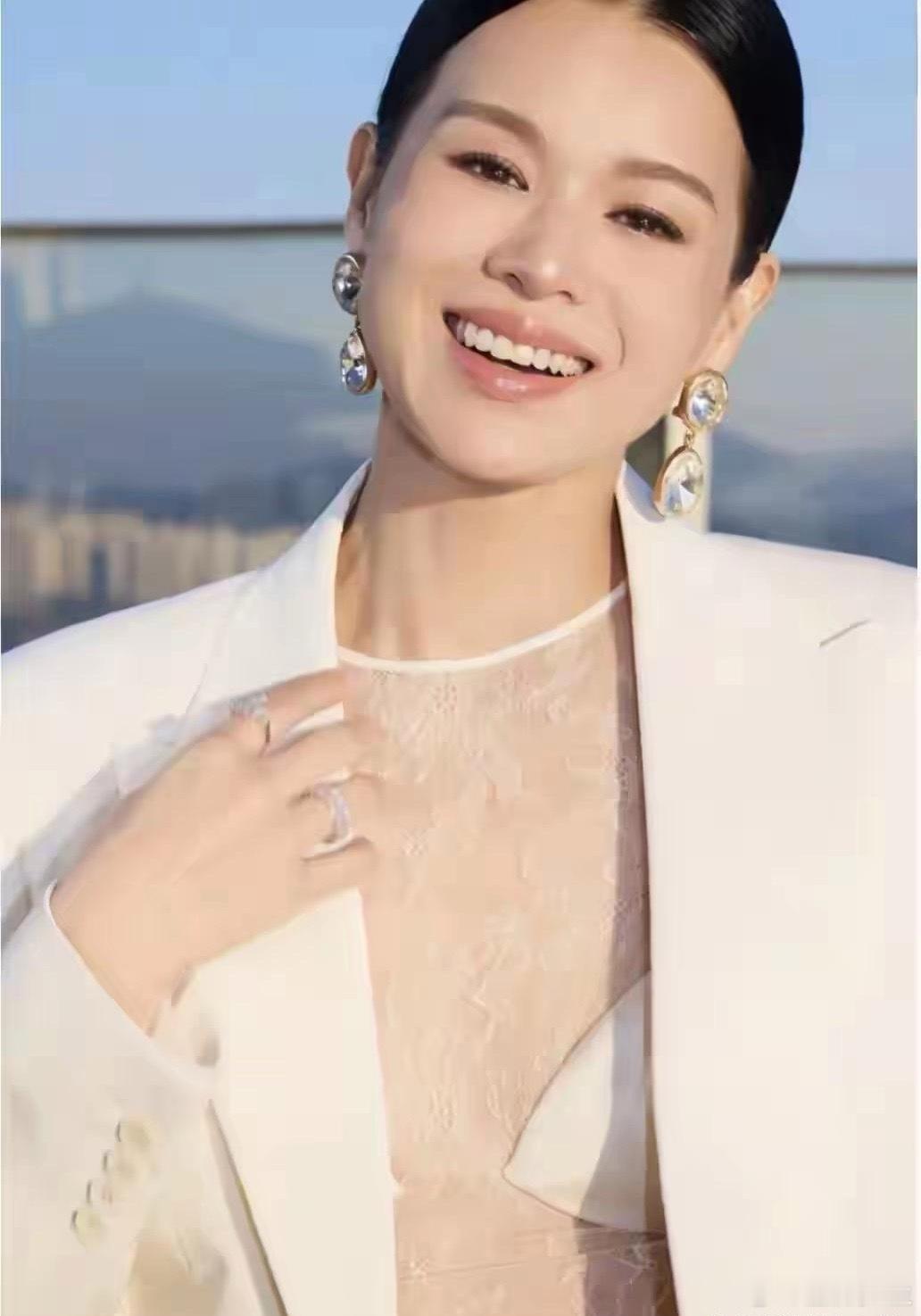 胡杏儿穿透视装，庆祝结婚十周年，贴两片胸贴惊艳全场又美又飒胡杏儿结婚十年玩这么大