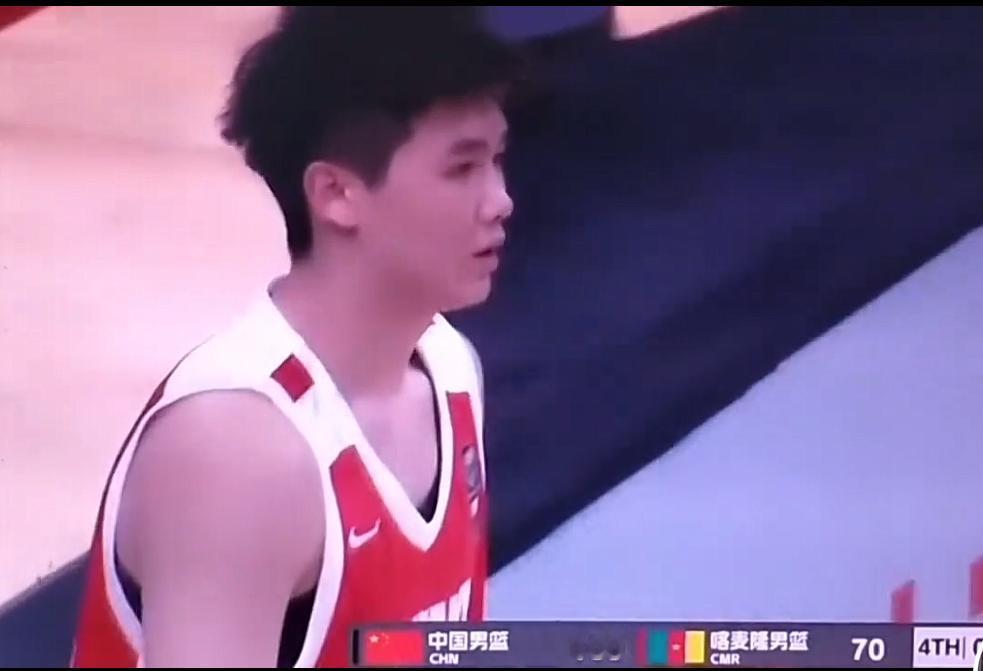 19岁完成男篮成年队首秀！登场时间不重要，李悦洲胜在年轻还敢打

    中国男