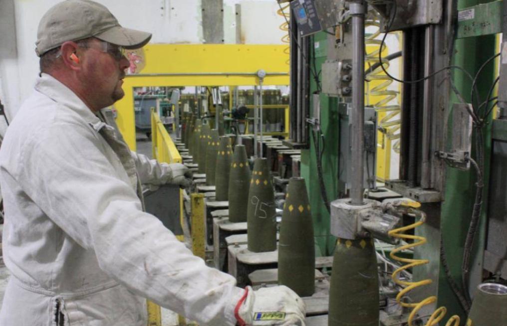 一位美籍华人说：中国人别狂！美国转出钢铁机电军工，不过是低附加值升级，打仗时产能