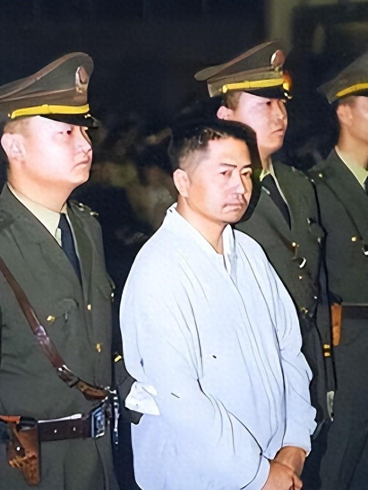 杨天勇曾是警察，却杀了19人，真凶落网时杜培武刚被放出来。
他1994年因为睡岗