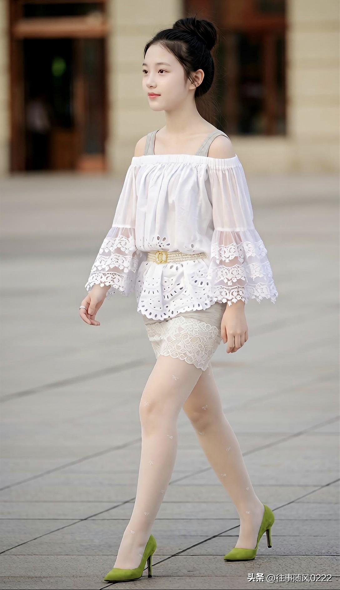 少女心满满，白色蕾丝裙搭配绿色高跟鞋，优雅动人
