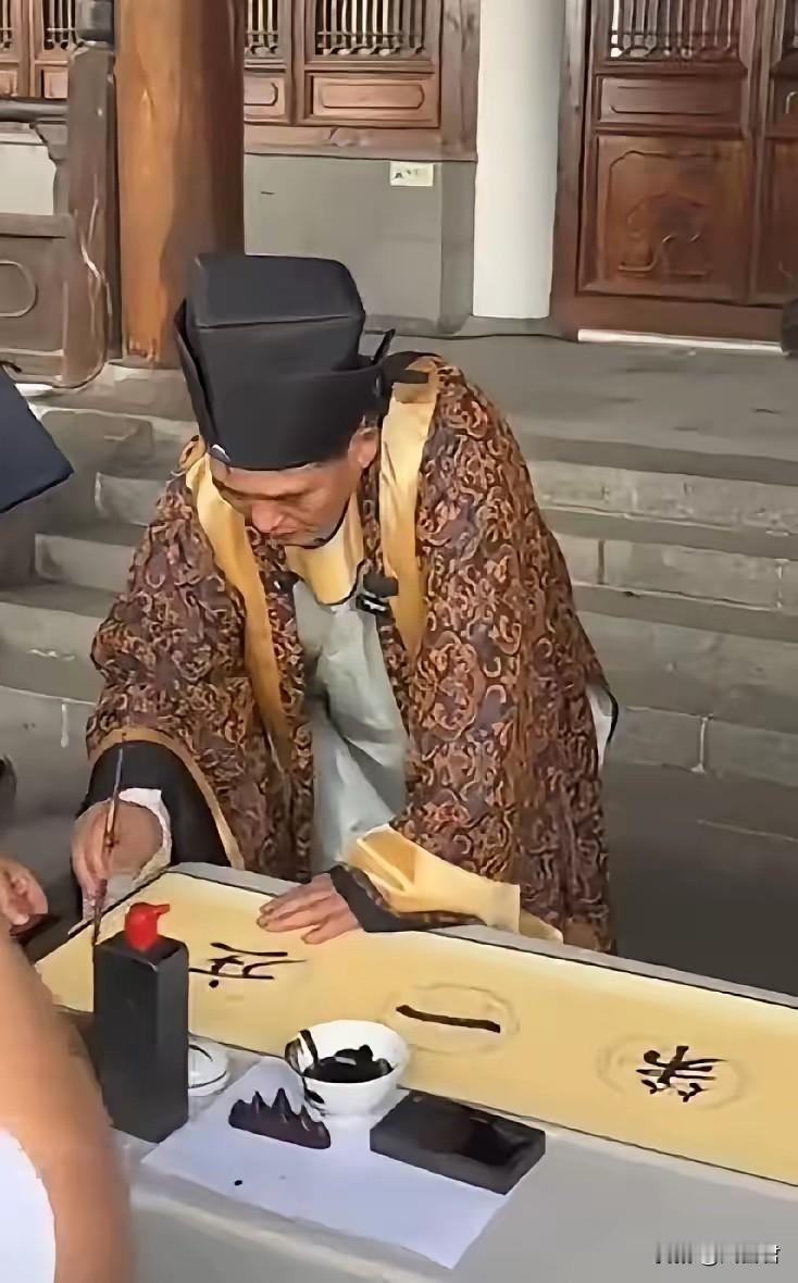 台儿庄咋想的？请朱之文唱歌没问题，他本来就是唱歌红起来的。但请他写毛笔字题词，算