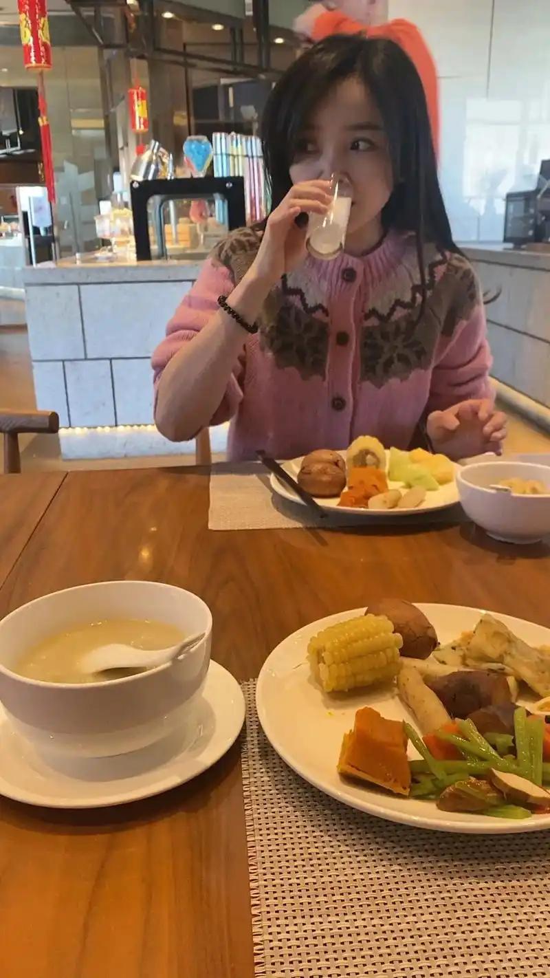 早餐，吃什么？很简单就是稀饭（即米粥），然后，配菜可以选择：炒鸡蛋、茶叶蛋、馒头