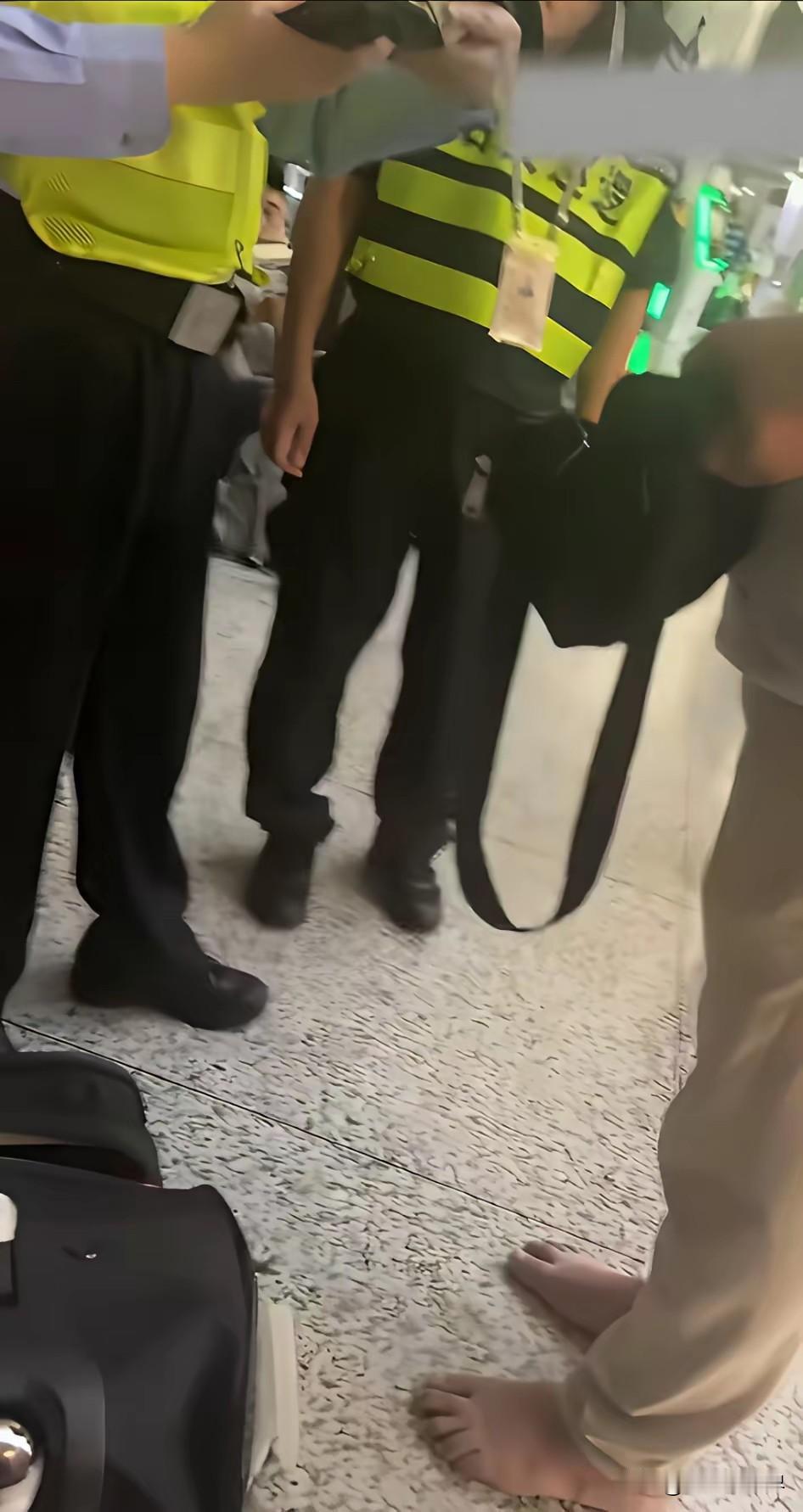 胆子真肥，跑到中国来偷东西，你当那么多摄像头是摆设吗？
这事发生在浦东机场，一个