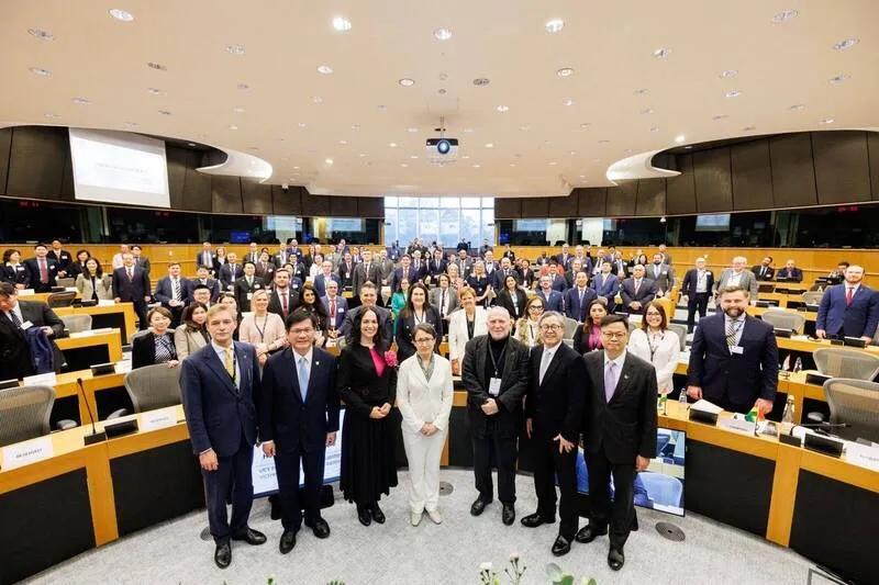 欧洲议会不去指责特朗普抢格陵兰，21日却通过决议文“谴责”中国去年以“海峡雷霆-