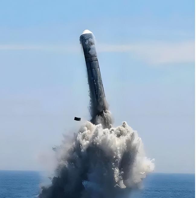 一发战略导弹直飞太平洋。西方媒体瞬间炸锅，惊呼中国打破潜艇发射的深水铁律。难道咱