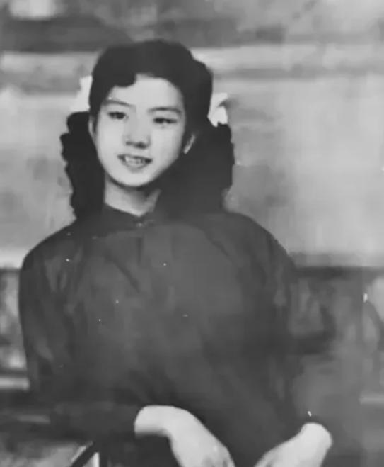 1949年，特务头子毛森，抓捕了一个交际花小姐，审讯时，毛森用刀划开她的衣服，轻
