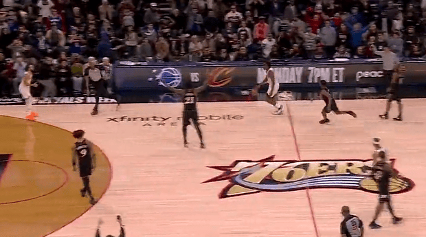 互相喂饭！布伦森两罚不中，恩比德传球被抢断尼克斯险胜