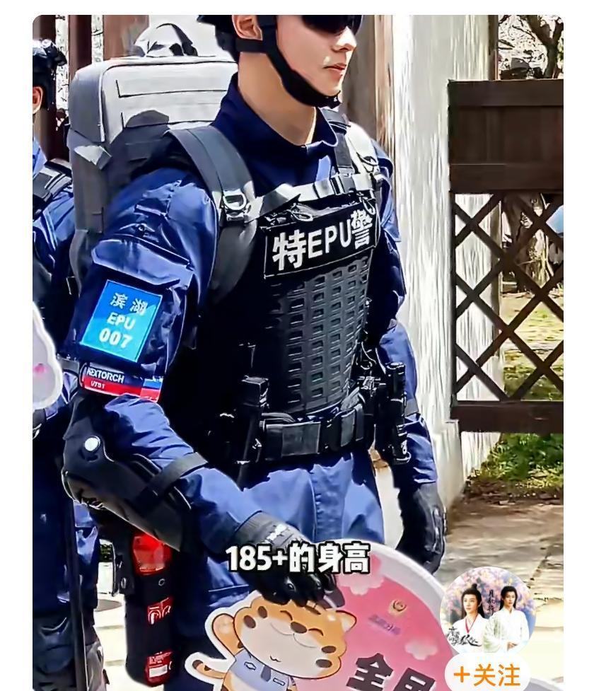 长沙街头武警帅炸！安全感+颜值双在线，游客追着拍
 
五一的长沙也太会了！解放西