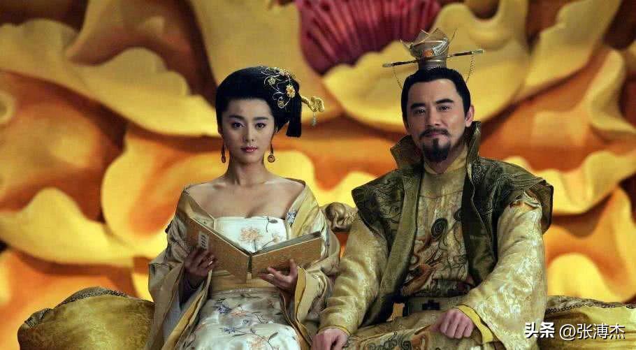 “禄儿，禄儿，别胡闹，为娘正在给你洗澡呢。”
 
这一幕发生在公元751年，杨贵