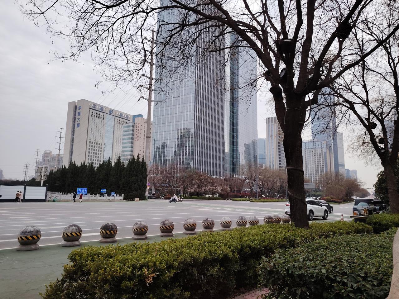 某校长的苦衷
城里学校任副职，
棘手事情靠正职。
乡下学校任正职，
任何事情得自