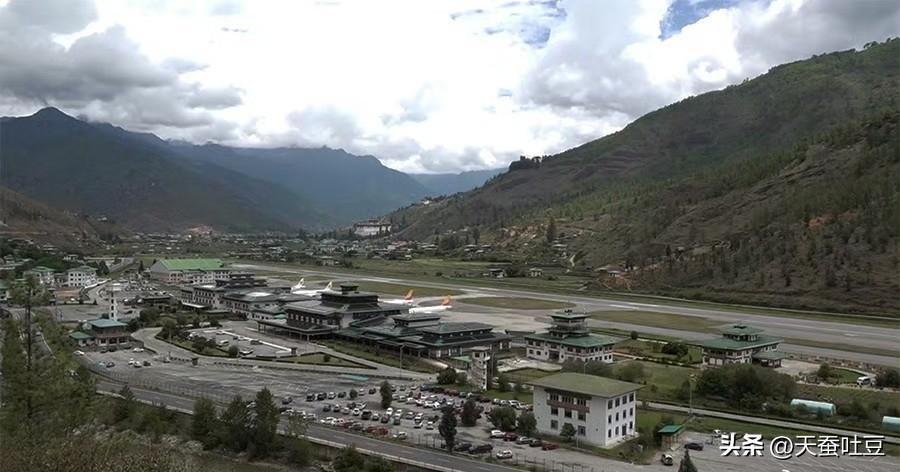 【不丹经济】
        4月3日，不丹工业、商业和就业部长南杰·多吉对媒体