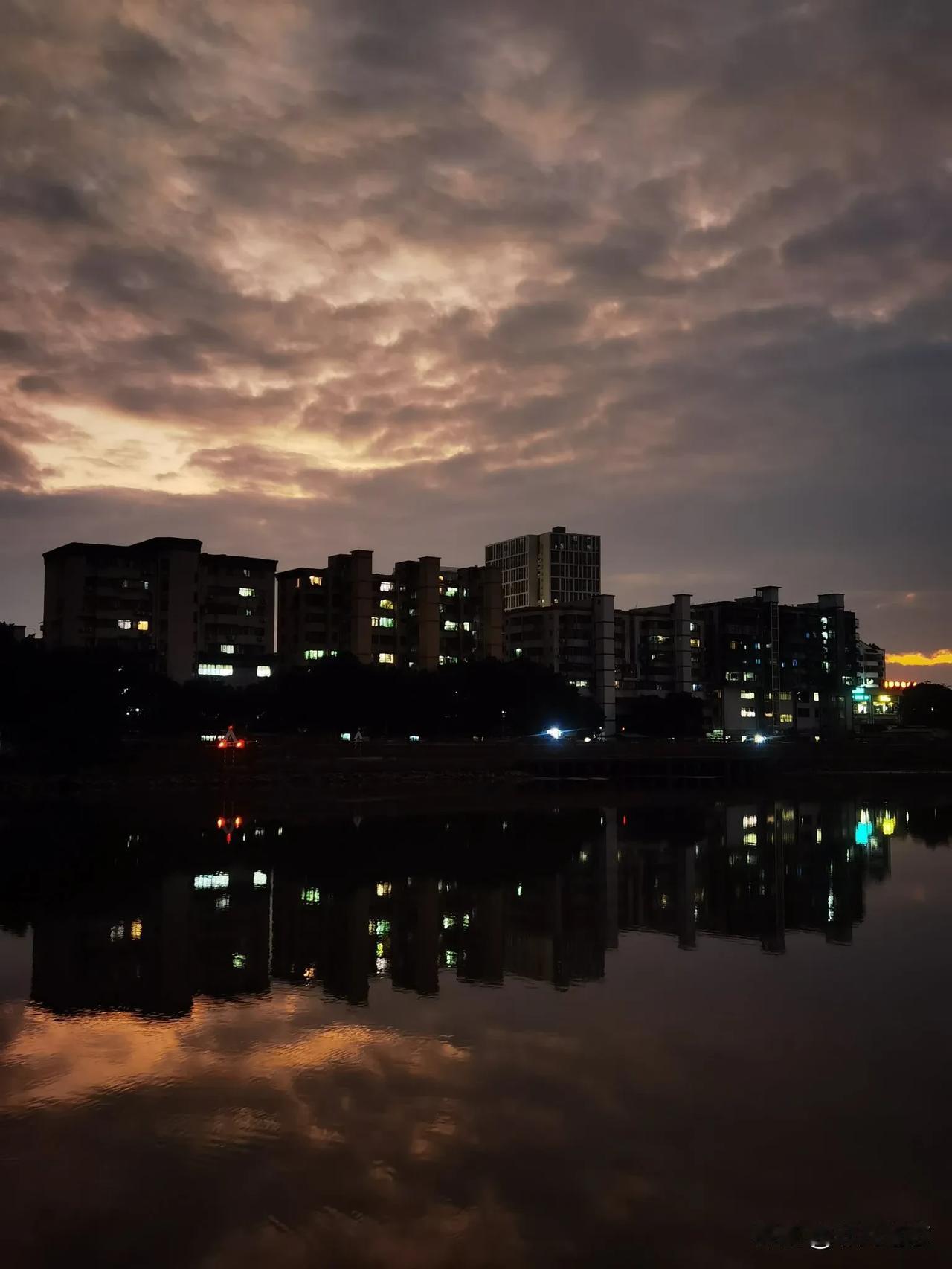 晒图笔记大赛今天下午的天空好灰，天气预报说有零散小雨，白天太阳高照，傍晚变天了！
