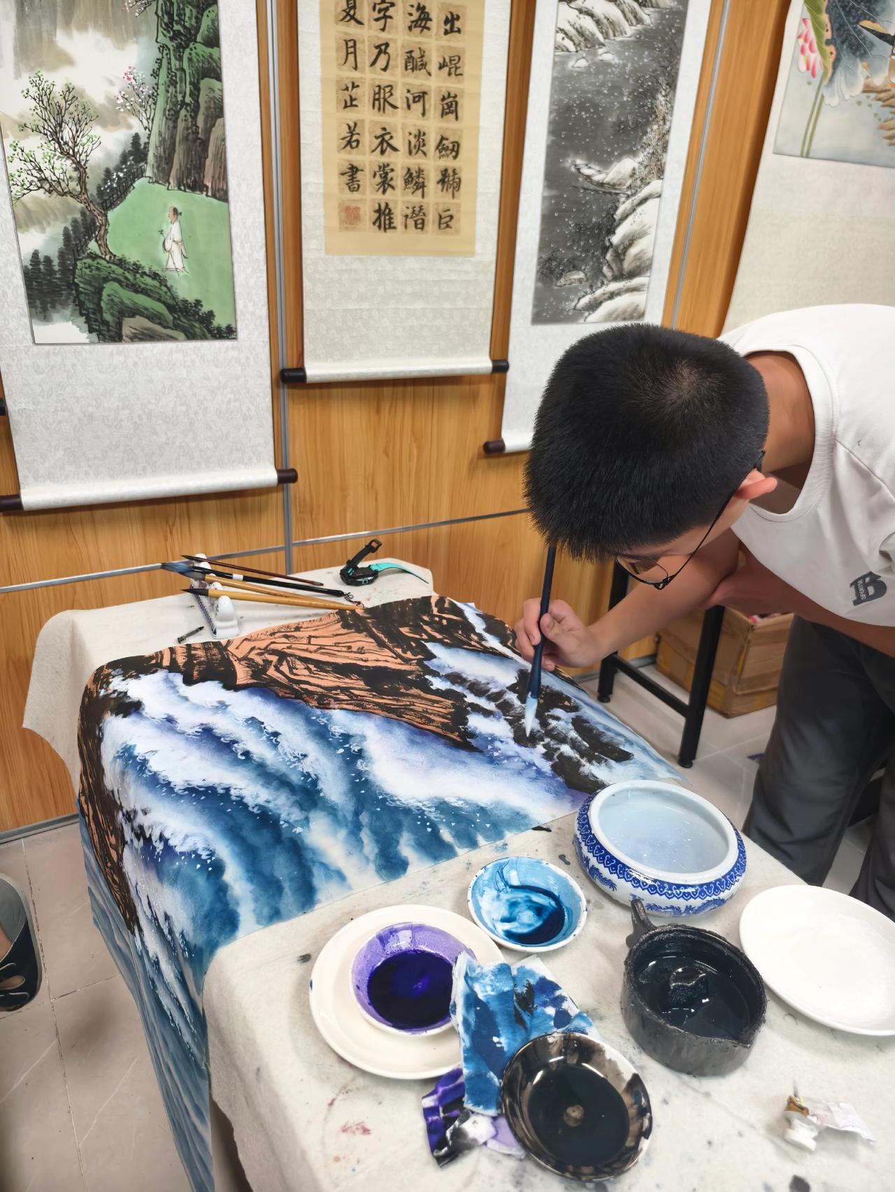 画了两个周，终于完成了，  初中的学生能抽出时间来学习创作，实在是难得。