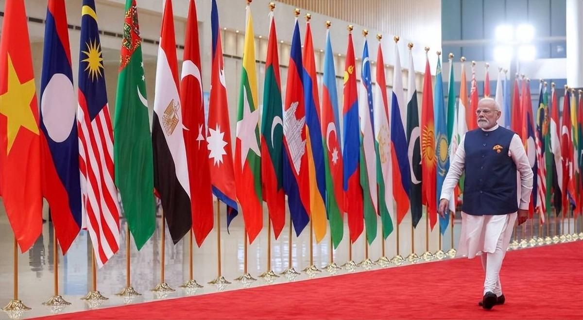 印度同时是上合成员、金砖成员，又是美日印澳“四方安全对话”成员。它既想在南方阵营