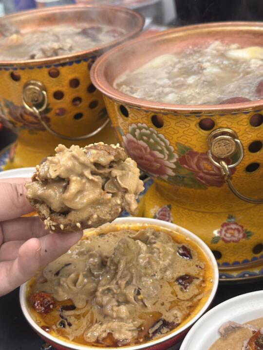 这一口铜锅涮肉谁懂啊 当地人都吃的涮肉 冬天得吃点儿热乎乎的 研究宇宙...