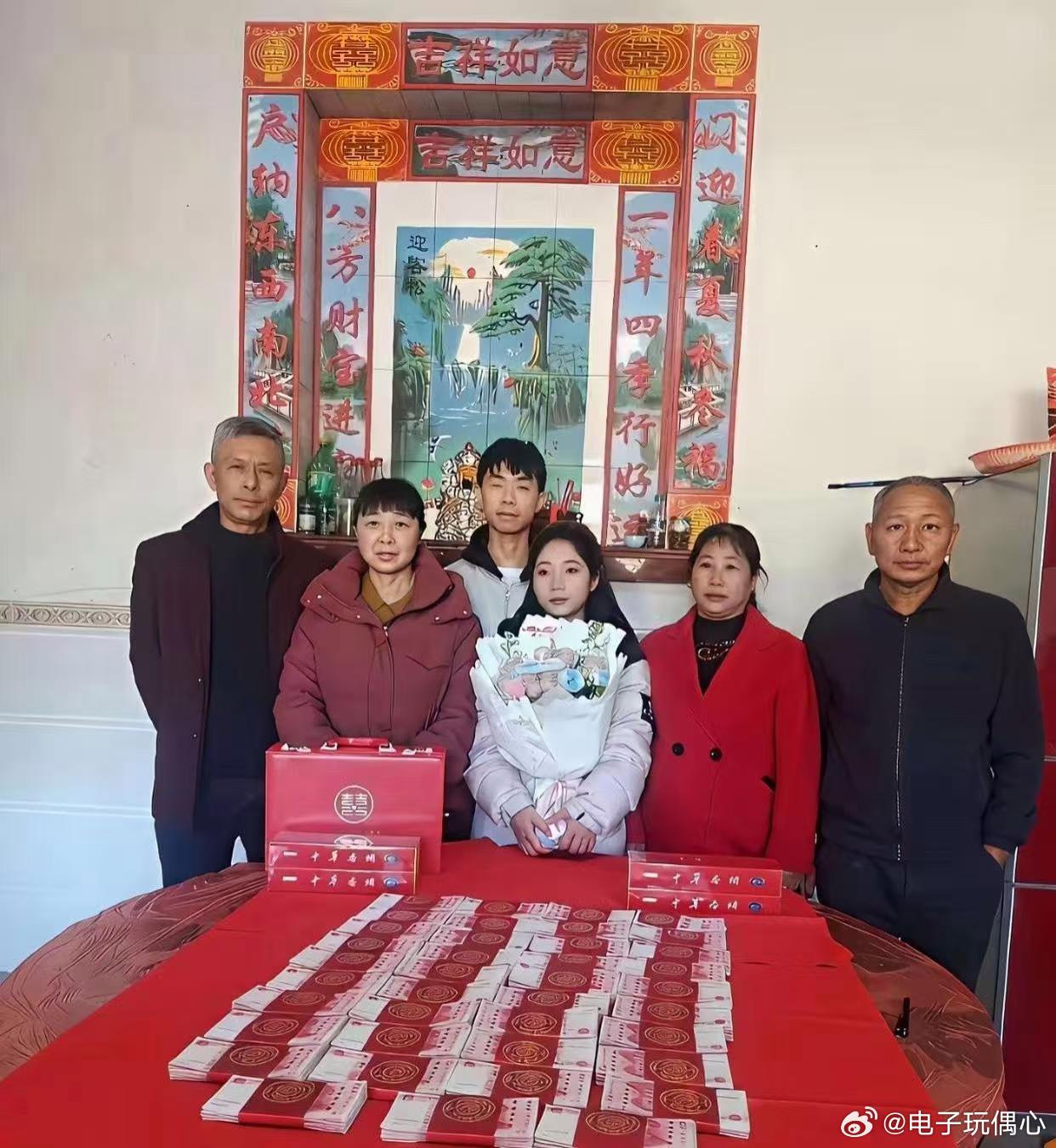 大家看看，这是哪里订婚这么多的彩礼？大喜的日子，怎么没一个高兴的呢？ 