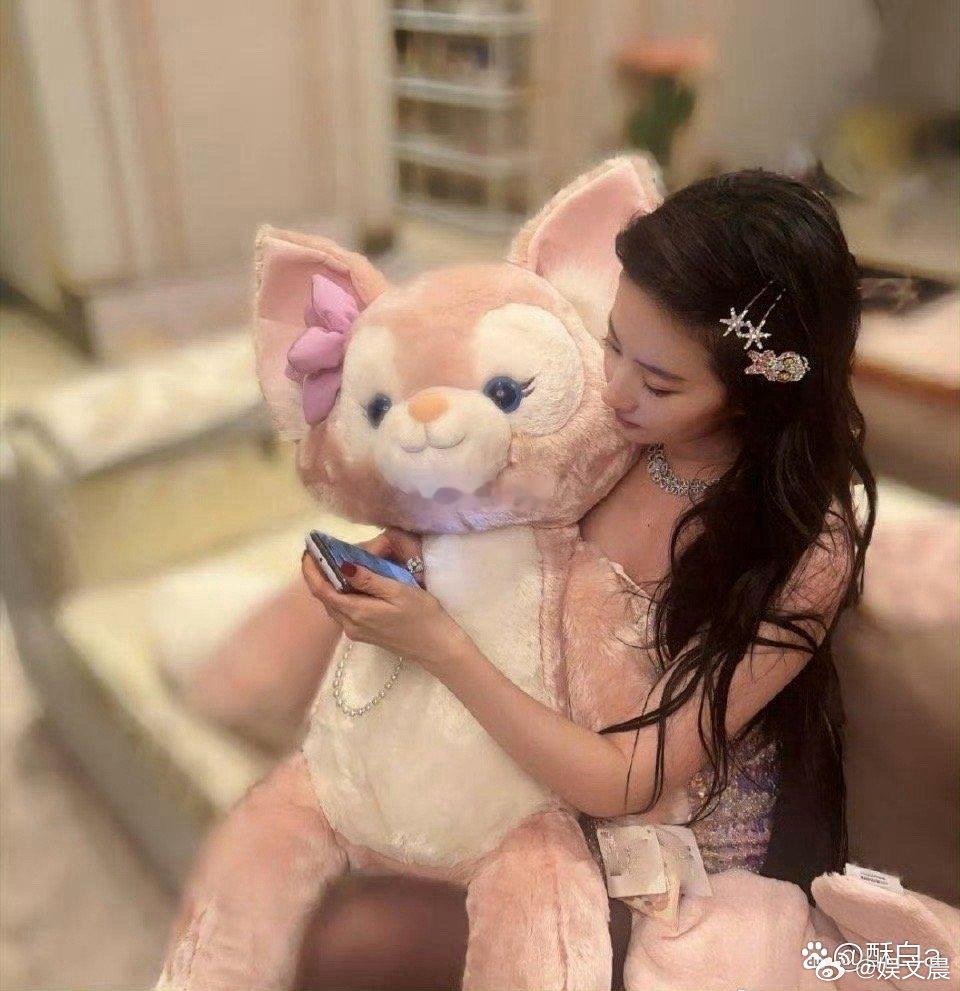 不愧是公认的中国第一美女刘亦菲，这颜值气质直接封神，谁看了能不心动啊！ 