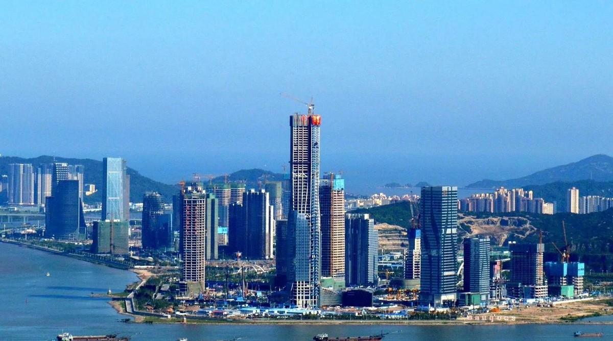 未来十年会发生一些无法忽视的变化。首先，新能源汽车将逐渐占据主导地位，传统燃油车