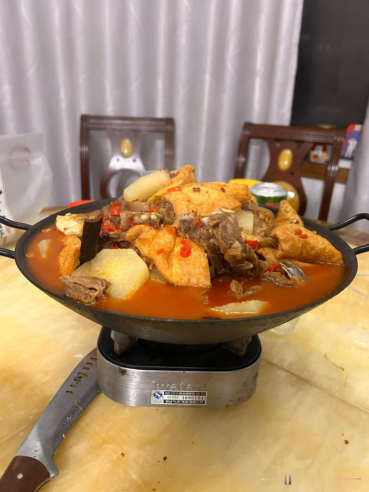 吃晚饭了吗？朋友们，冬天非常适合吃火锅，热腾腾的，每次火锅我发现油炸豆腐是必备菜