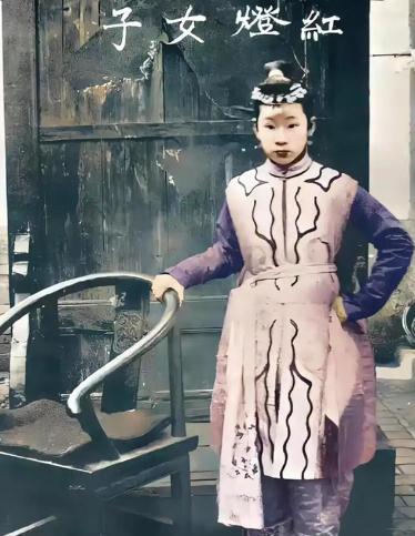 1900年，“黄莲圣母”不幸被八国联军俘虏，联军对她的“法术”产生浓厚兴趣，不仅