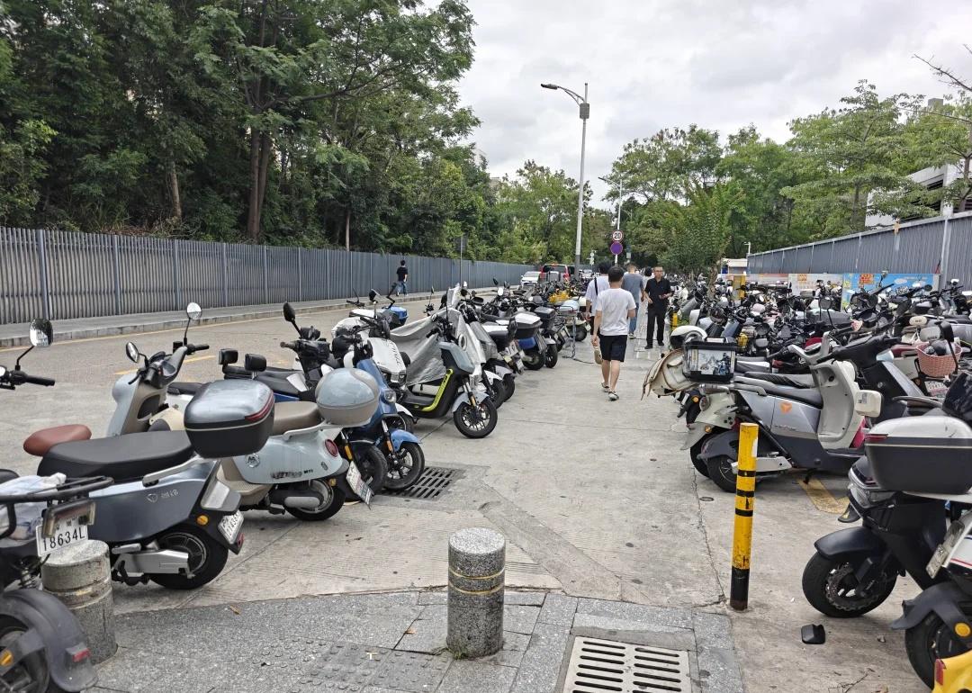号召：大家一起整顿民治地铁口乱停车
最近民治地铁口乱停电动车越来越嚣张了，我发现