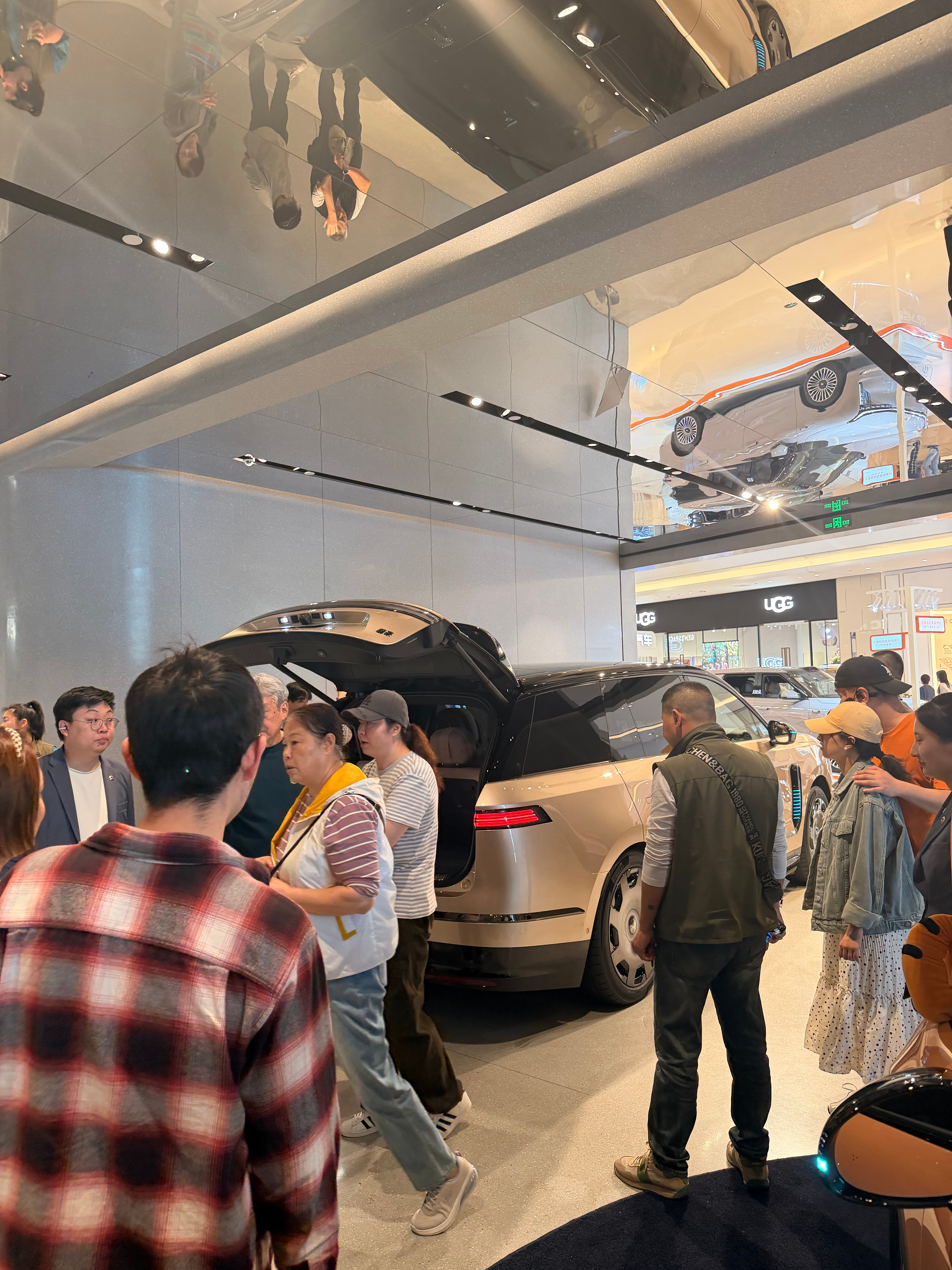 想看看ES9，人多到上不去车😆蔚来es9 上海