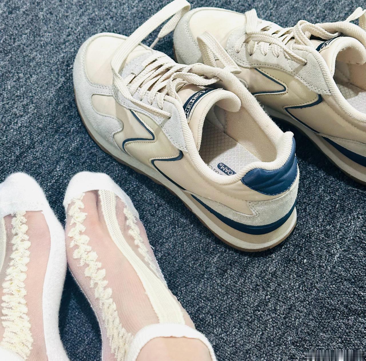 林彦廷，
一定要红色高跟鞋吗？👠
斯凯奇球鞋不可以吗？👟 ​​​