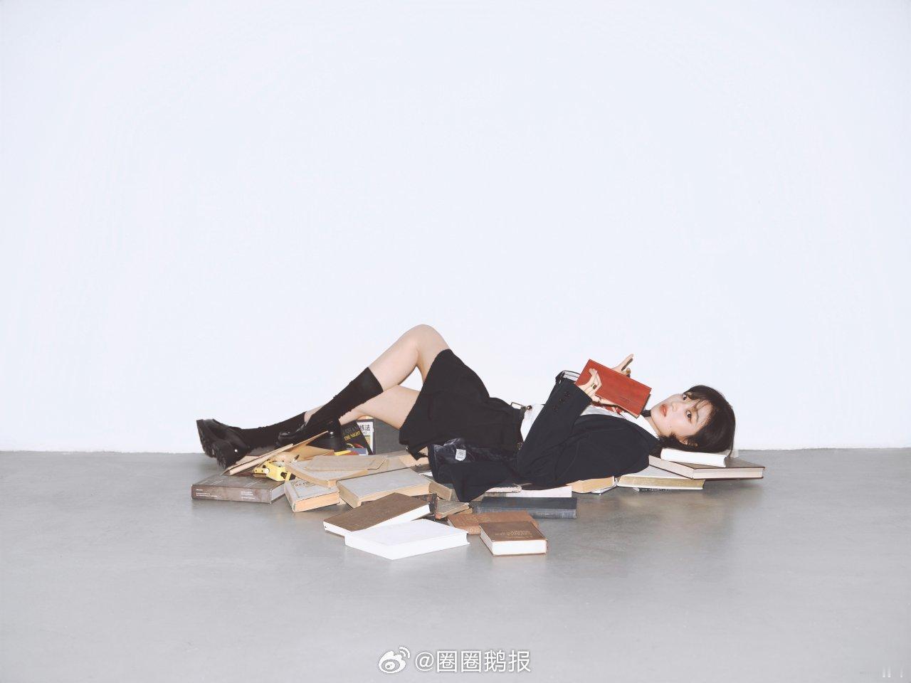 孙千躺一堆书上面，还剪了超短发 