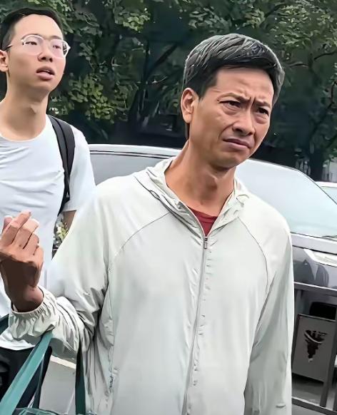 浙大开学报到现场，别人家长脸上写着“扬眉吐气”，这位父亲却像被秋风吹皱的纸，站在