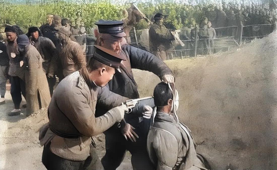 民国时期，一个犯人被判处死刑的情景，照片中的他被五花大绑，双手被绑在身后，他的眼