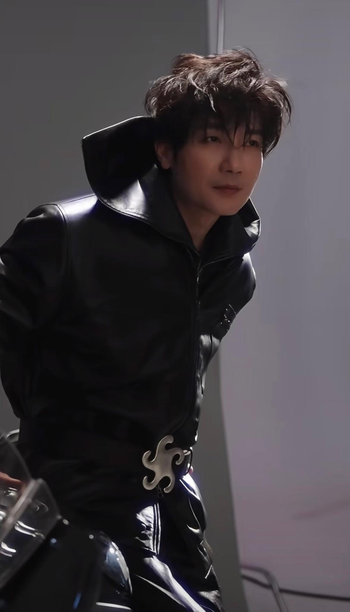 ELLEMEN实在太会了！
很会捕捉生哥的颜，更会抓他的神韵。
露出的照片里都是