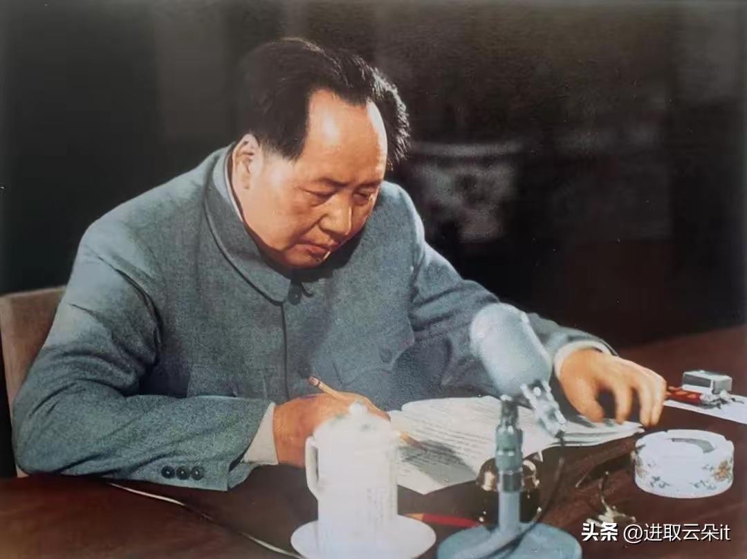 不扎进泥土里，永远看不懂真正的中国
 
总有人坐在办公室里谈中国，对着数据侃侃而