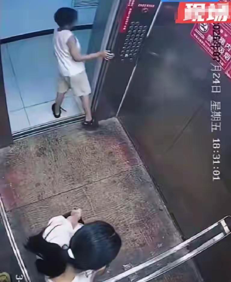 这是那个小男孩挡着电梯门的视频！男孩一脚在电梯外，一脚在电梯里里，从小男孩的动作