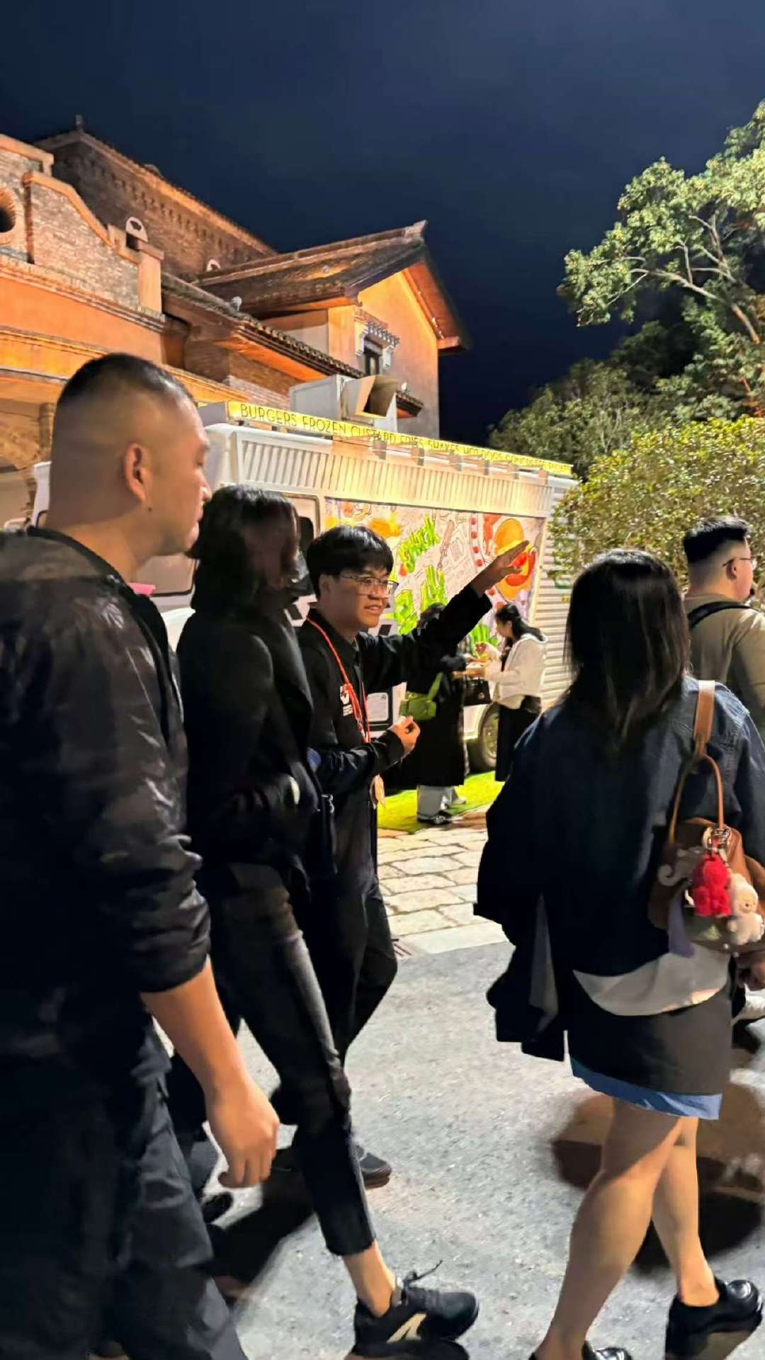 关晓彤又去乌镇戏剧节了网友乌镇戏剧节偶遇关晓彤 关晓彤又去乌镇戏剧节了！ ​​​