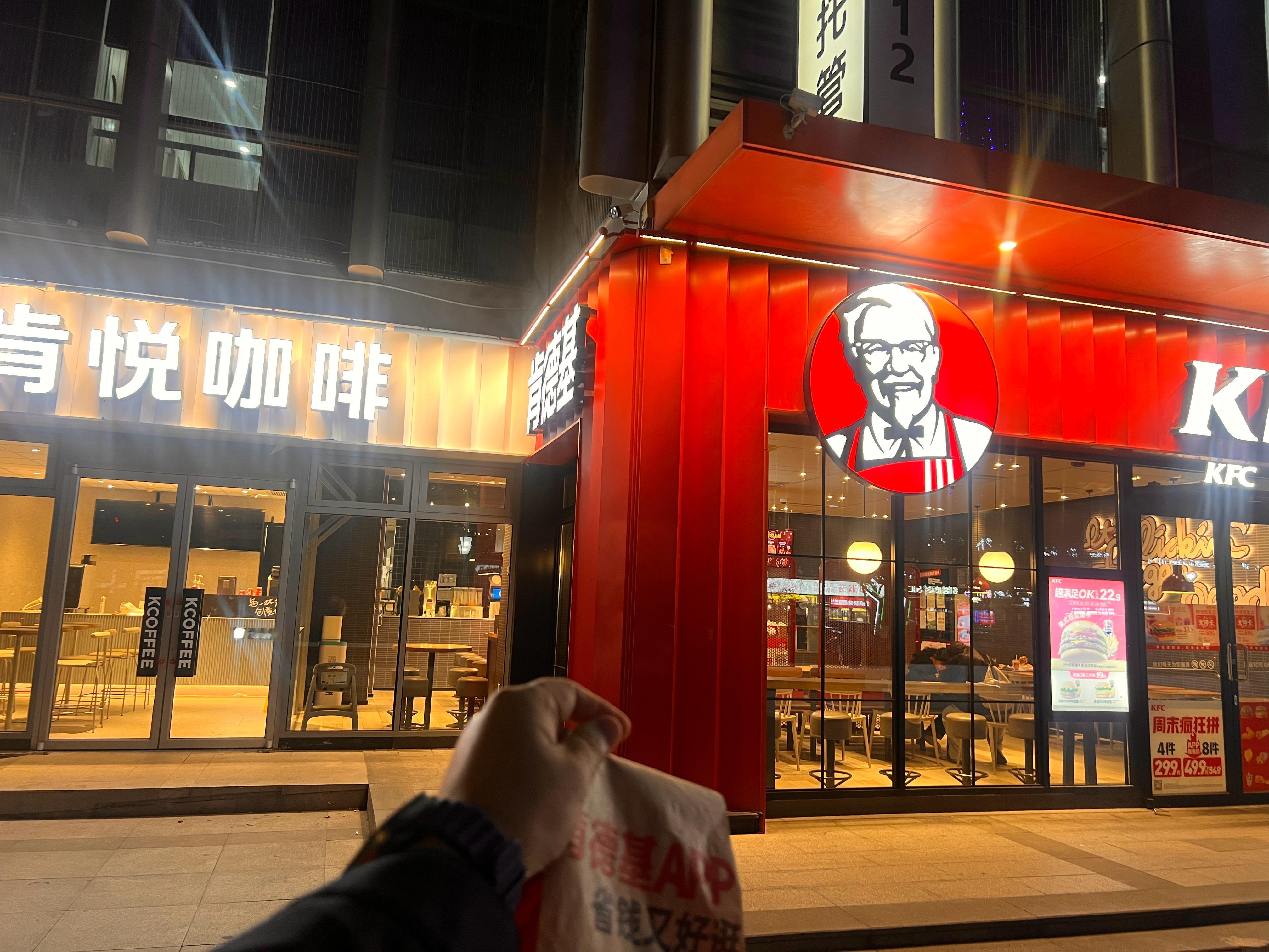 消费降级越来越严重了这么大的肯德基，一天营业只卖5000块钱，而且今天是1号！现