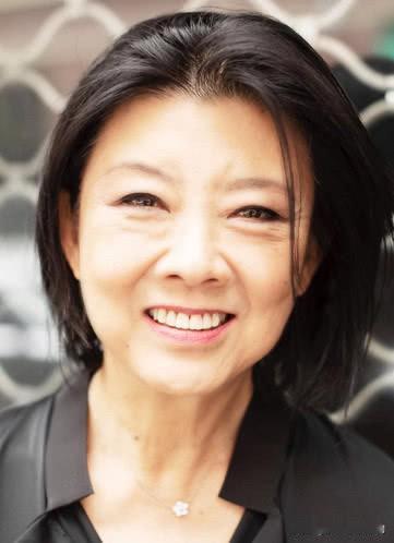 洪晃讲过一个专门在美国华人圈子里玩大忽悠，四处忽悠华人跟着他投资，结果让一些华人
