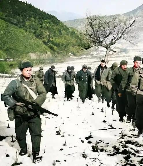 美国不可战胜的神话，应该是由中国人民志愿军在朝鲜战场上率先打破的，虽然伊朗在反击