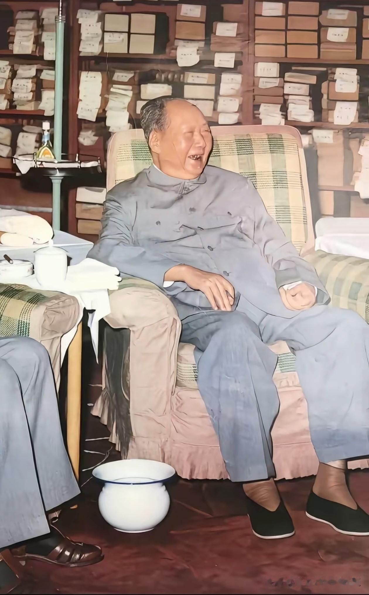 伟大领袖心怀家国苍生，
为开创崭新的新中国日夜操劳，
鞠躬尽瘁！
这份赤诚功绩，