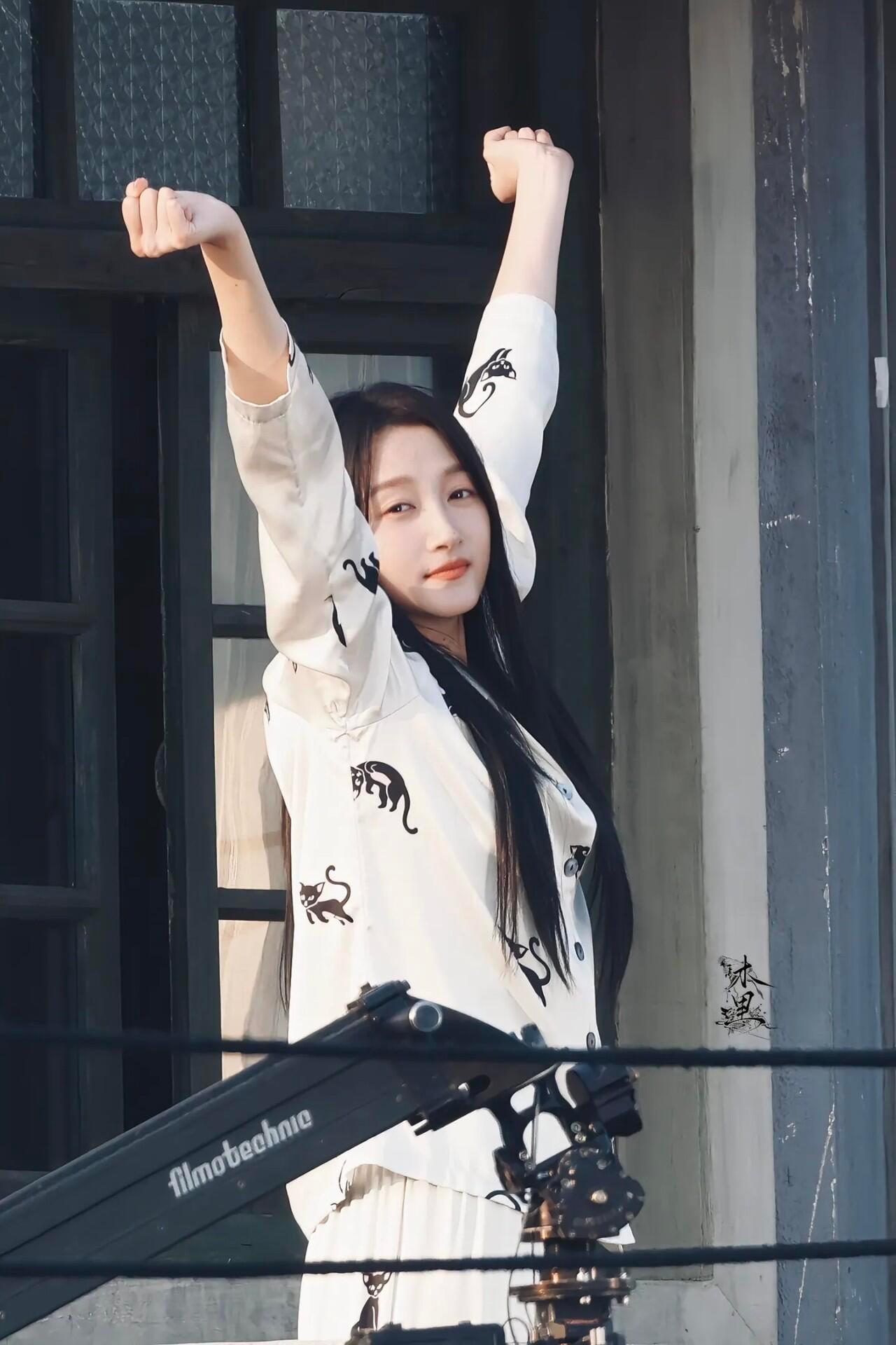 关晓彤淡淡的就很好关晓彤淡妆睡衣造型好像一只慵懒小猫，真的越素越美～ 