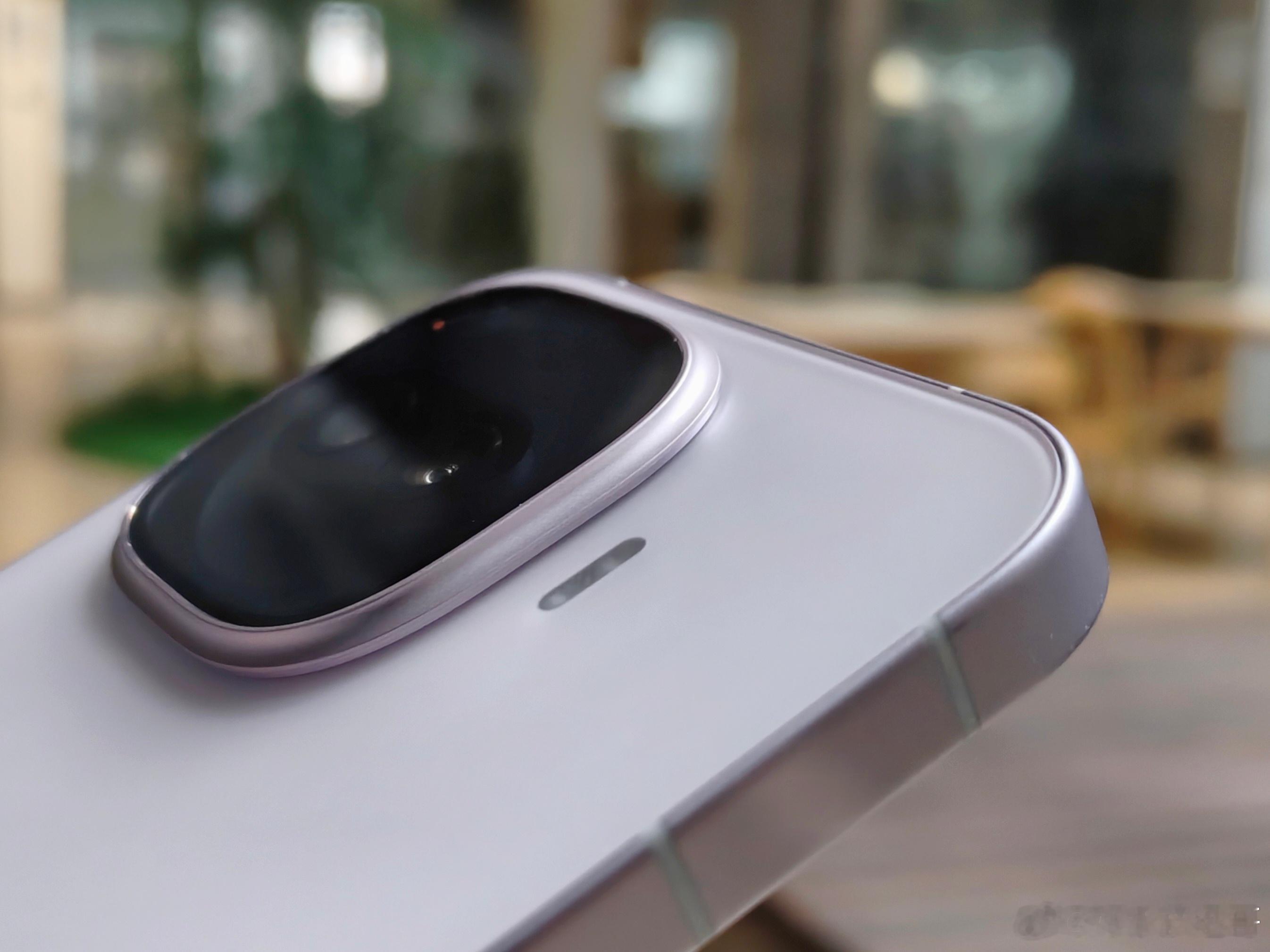 iQOO Z11 Turbo这款手机颜值真的高，手感也特别好，我是爱不释手，尤其