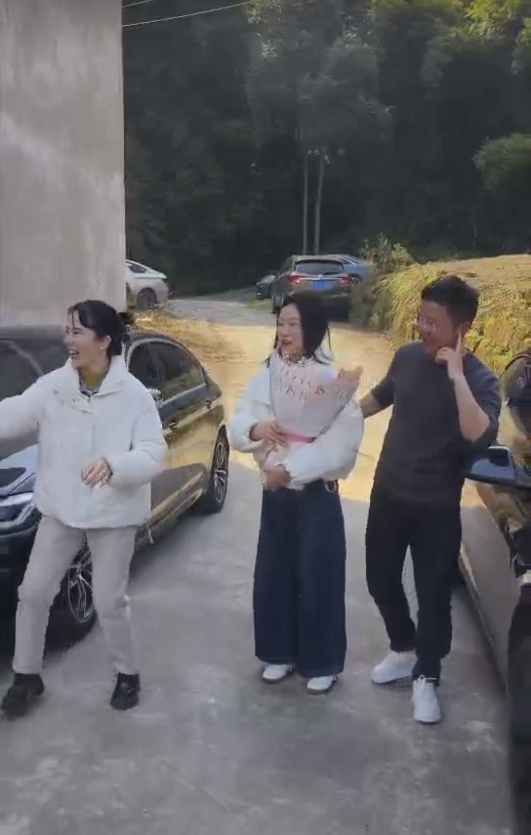 【#家人回应男子带女友回家30人迎接#】#男子全家迎接想让单亲女友感受温暖#日前